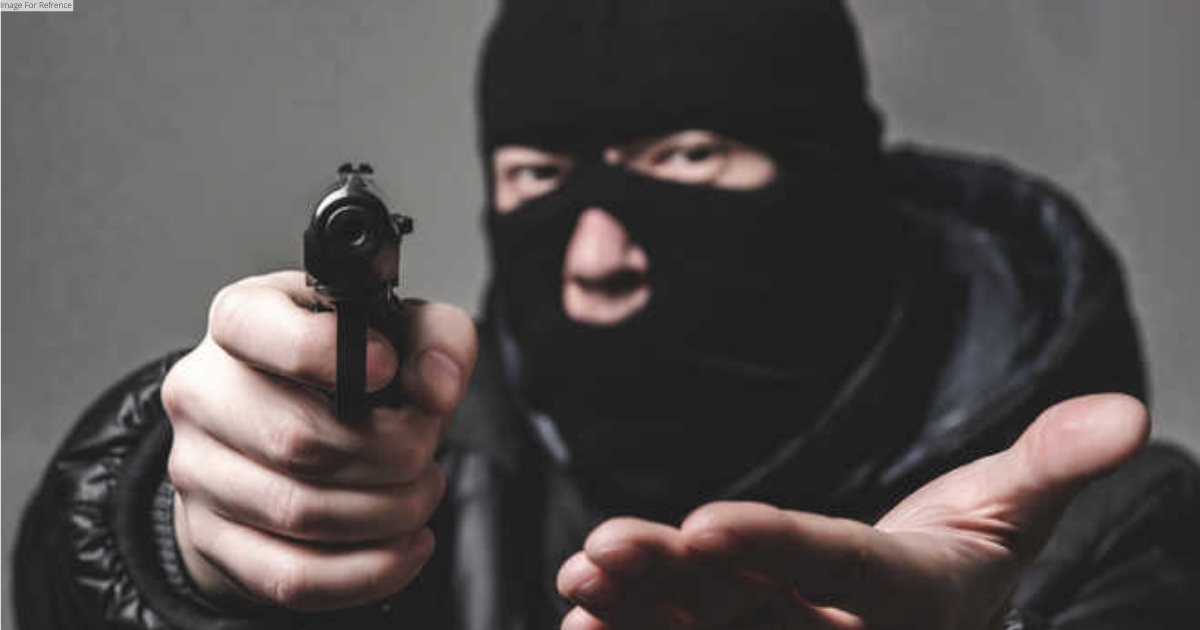 Man robs bank of Rs 5.23 lakh at gunpoint in Ajmer